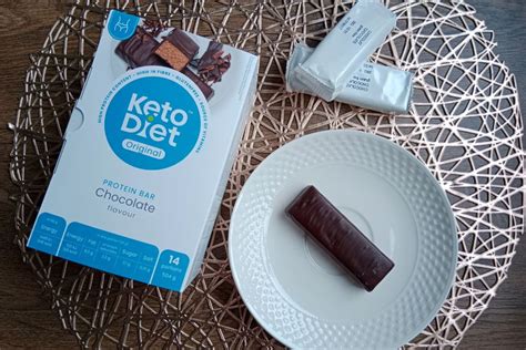 Ilustrácia rôznych produktov KetoDiet (nápoje, tyčinky, polievky, cestoviny)