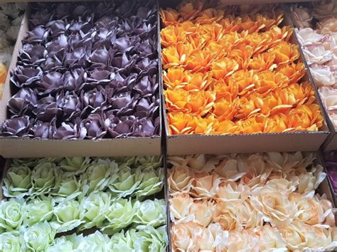 široký výber kuskusu rôznych druhov a farieb