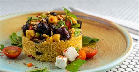 farebný tanier celozrnného kuskusu so zeleninou