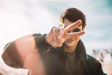 Ukážka podvodných marketingových materiálov, ako sú falošné fotografie