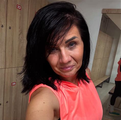 Infografika porovnávajúca optimálne časy na rôzne typy cvičenia počas dňa.