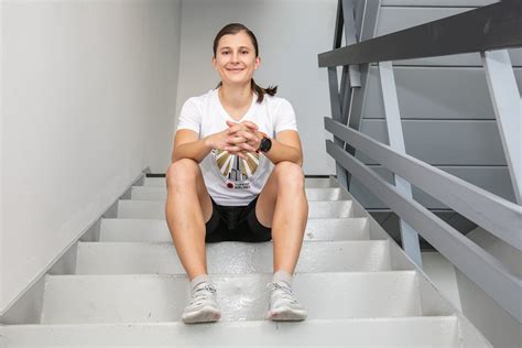 Osoba kráčajúca po schodoch namiesto použitia výťahu, symbolizujúca aktívny životný štýl v stabilizačnej fáze.