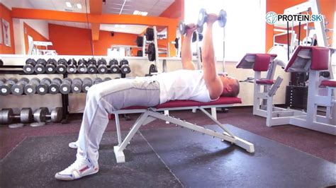 Rozpažovanie s jednoručkami na rovnej lavičke.