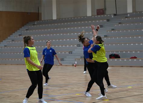 Skupinové cvičenie účastníkov Extrémnych premien v tréningovom kempe v Turecku