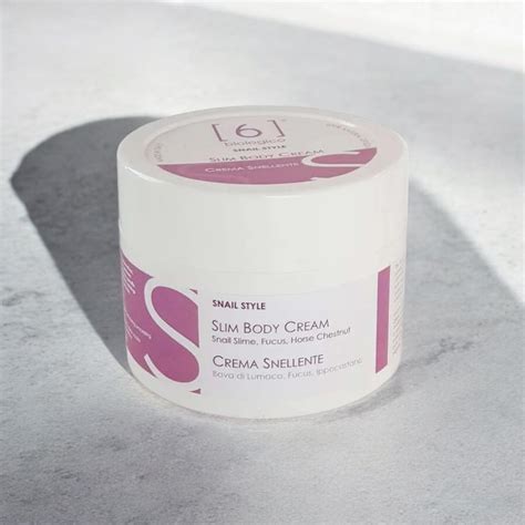 Obrázok ženy, ktorá si dopraje relaxačný kúpeľ s ružovou soľou alebo používa zoštíhľujúci krém.