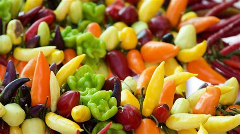 koláž fotografií rôznych druhov chilli papričiek a zeleného čaju
