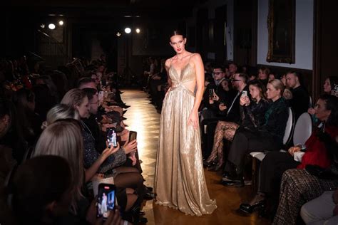 Ilustračná fotografia štíhlej modelky na módnej prehliadke