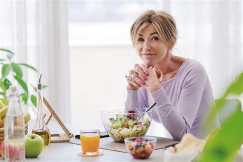 Ilustrácia ženy sledujúcej svoj jedálniček