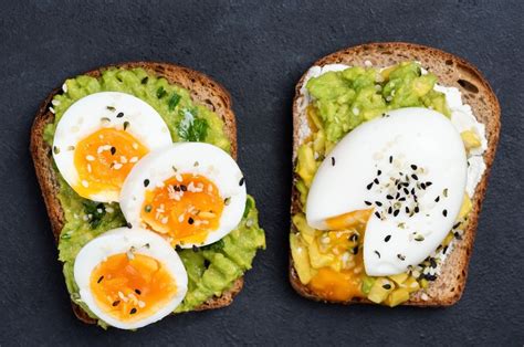 Fotografia rôznych slaných raňajok: ryžová kaša s tofu, celozrnné burito, toast s avokádom.