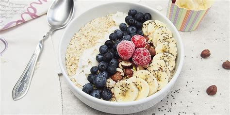 Fotografia rôznych sladkých raňajok: chia puding, banánové lievance, ovsená kaša s ovocím.