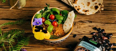 Farebná miska s vegánskou šakšukou a pita chlebom.