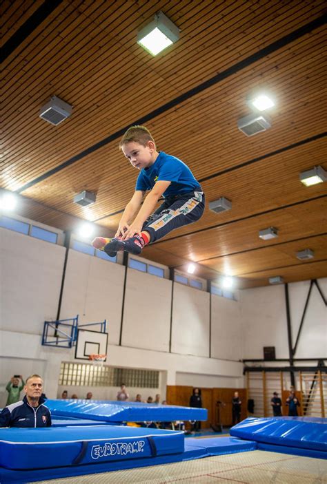 Ilustračné foto mladej ženy skákajúcej na trampolíne s úsmevom na tvári