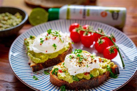 miska s avokádovou nátierkou a celozrnným pečivom