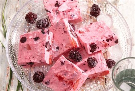 Ilustračné foto rôznych druhov mrazeného jogurtu s ovocím a posýpkami.