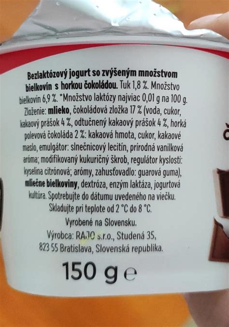 Infografika porovnávajúca nutričné hodnoty mrazeného jogurtu a klasickej zmrzliny.