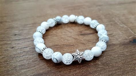 Ilustrácia zobrazujúca rôzne materiály, z ktorých sa vyrábajú magnetické náramky