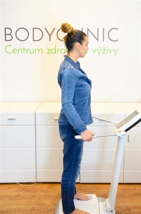 obrázok osoby stojacej na prístroji InBody a následne s výtlačkom výsledkov v ruke
