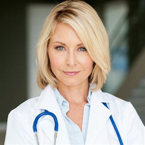 Ilustrácia zobrazujúca ženu po štyridsiatke, ktorá si prezerá svoj jedálniček a cvičebný plán.