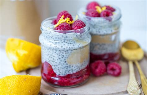 Koláž rôznych jedál s chia semienkami: jogurt, smoothie, chia puding, pečené pečivo