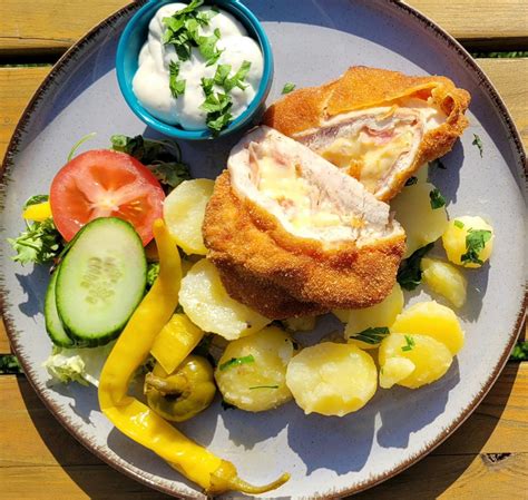 Ilustračná fotografia šťavnatých kuracích pŕs s jemnou smotanovou omáčkou