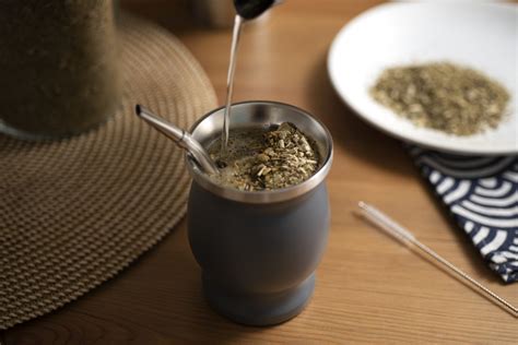 Ilustrácia tradičnej nádoby na yerba maté (kalabasa) so slamkou (bombilla)