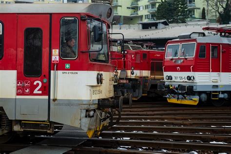 Ilustračná fotografia muža s dôrazom na oblasť brucha, naznačujúca cieľ chudnutia.