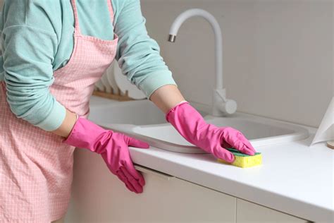 Ilustrácia rôznych použití sódy bikarbóny v domácnosti: čistenie kuchyne, pranie, osviežovač vzduchu.