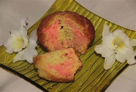 farebné muffiny pripravené na servírovanie