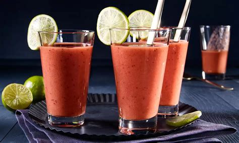 Ilustračná fotografia rôznych farebných a čerstvých smoothie v pohároch.