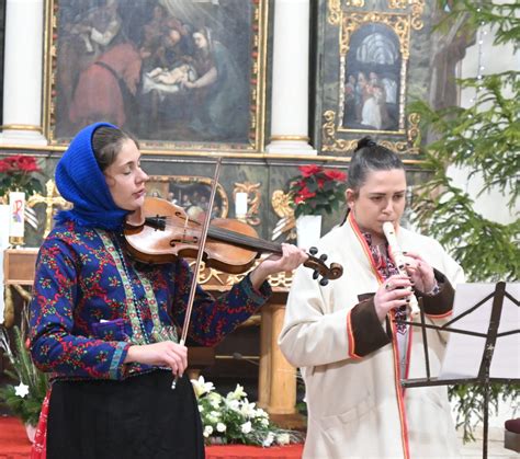 Ilustračná fotografia ženy, ktorá s radosťou konzumuje malé porcie jedla z krásne ozdobeného taniera.