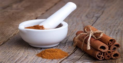 Ilustračná fotografia škoricových tyčiniek a mletej škorice