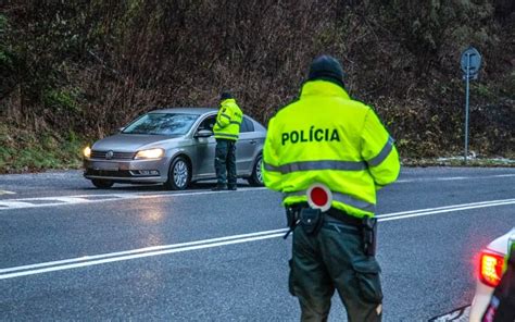 Ilustračná fotografia policajného testovania drog u vodiča