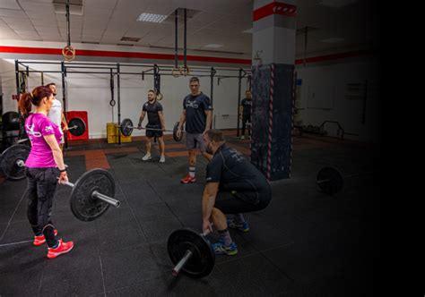 Ukážka funkčného tréningu s využitím kettlebellov a olympijských činiek.