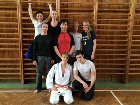 Ilustračná fotografia muža a ženy pri tréningu bojových umení