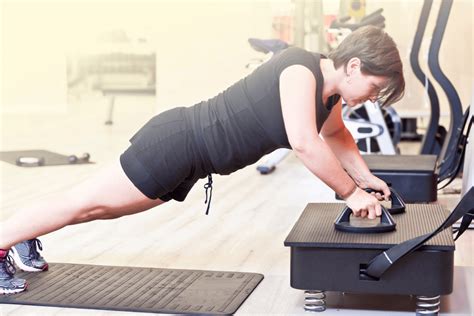 Infografika porovnávajúca účinnosť vibračné plošiny s klasickým cvičením