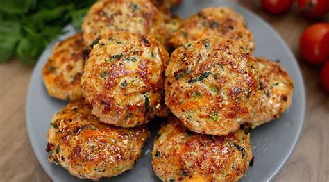 Ilustračná fotografia pripravených fit karbonátok z mletého mäsa s mozzarellou