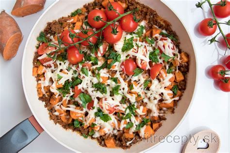 Fotografia rýchlej panvice s mletým mäsom, sladkými zemiakmi a petržlenovou vňaťou