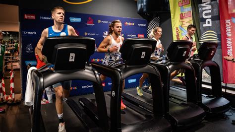 Muž a žena cvičiaci HIIT na bežeckom páse.