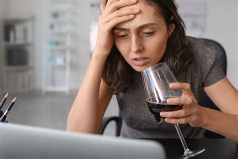 Ilustrácia znázorňujúca abstinenčné príznaky pri závislosti od alkoholu