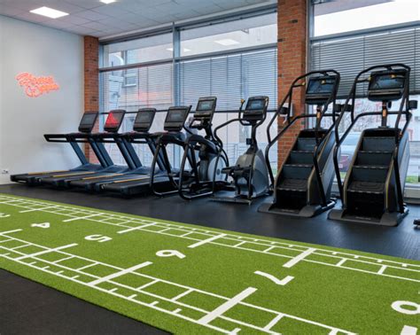 Moderné fitness centrum so strojami a kardio zónou