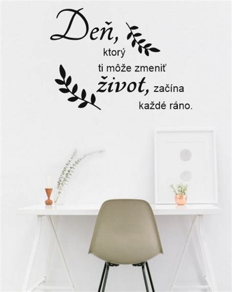 Koláž motivačných obrázkov a citátov na stene