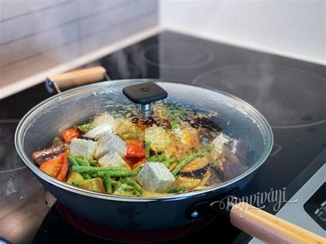 Vizualizácia znázorňujúca rôzne techniky prípravy jedla: varenie, dusenie, pečenie v alobale.