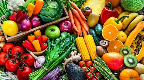 rozmanité čerstvé ovocie a zelenina pripravené na mixovanie