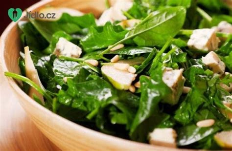 misa plná čerstvého špenátu a byliniek