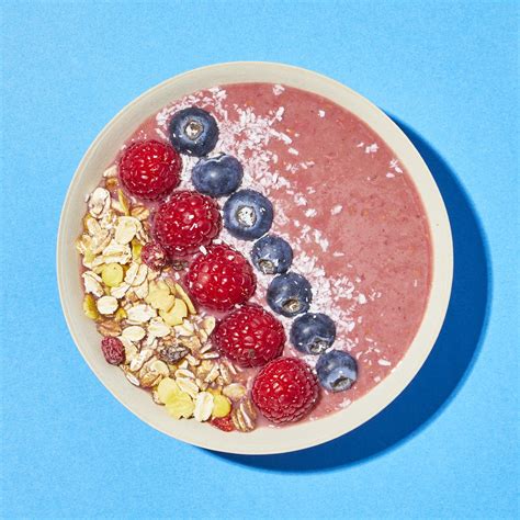 miska s farebným zeleninovým smoothie