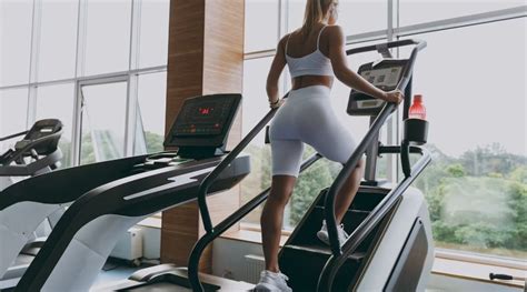 profesionálne fitness schody v modernom fitness centre