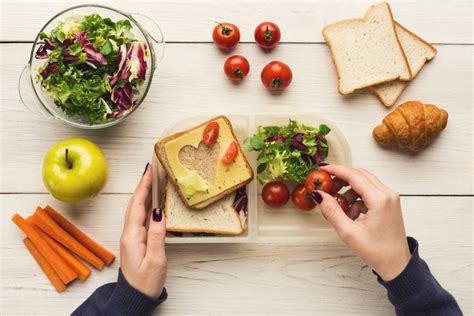 Ilustrácia znázorňujúca rôzne zdravé desiaty v krabičkách