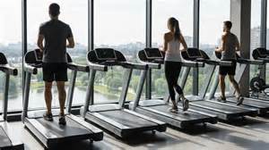 Diagram zobrazujúci optimálnu techniku behu na bežiacom páse, vrátane držania tela, práce rúk a došľapu.