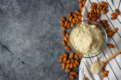 ingrediencie na prípravu mandľovej múky a hotová mandľová múka