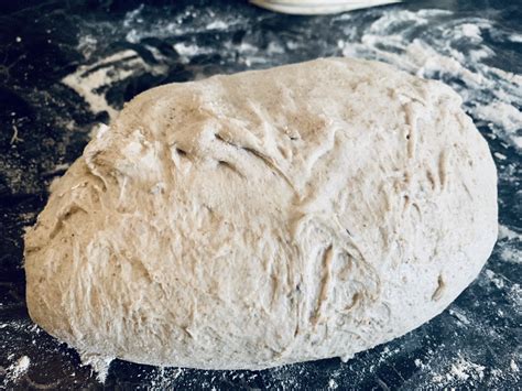 misa s vyšľahanými bielkami a zmesou na cesto na chlieb